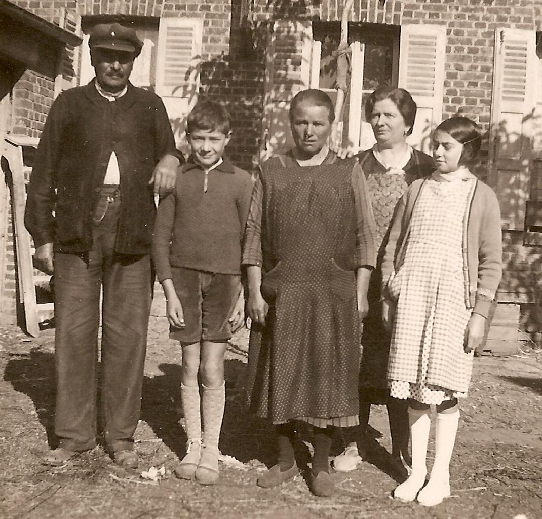 Famille Parau cour du café