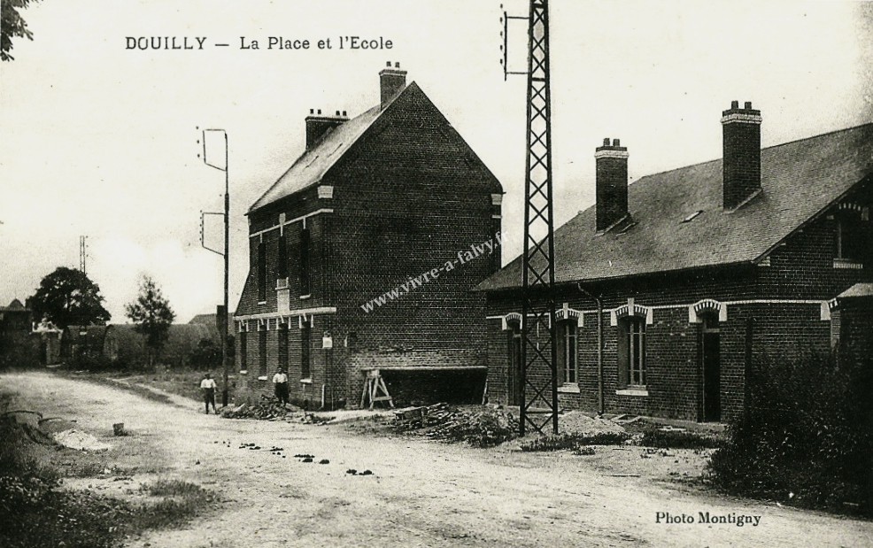 Douilly la place et l ecole