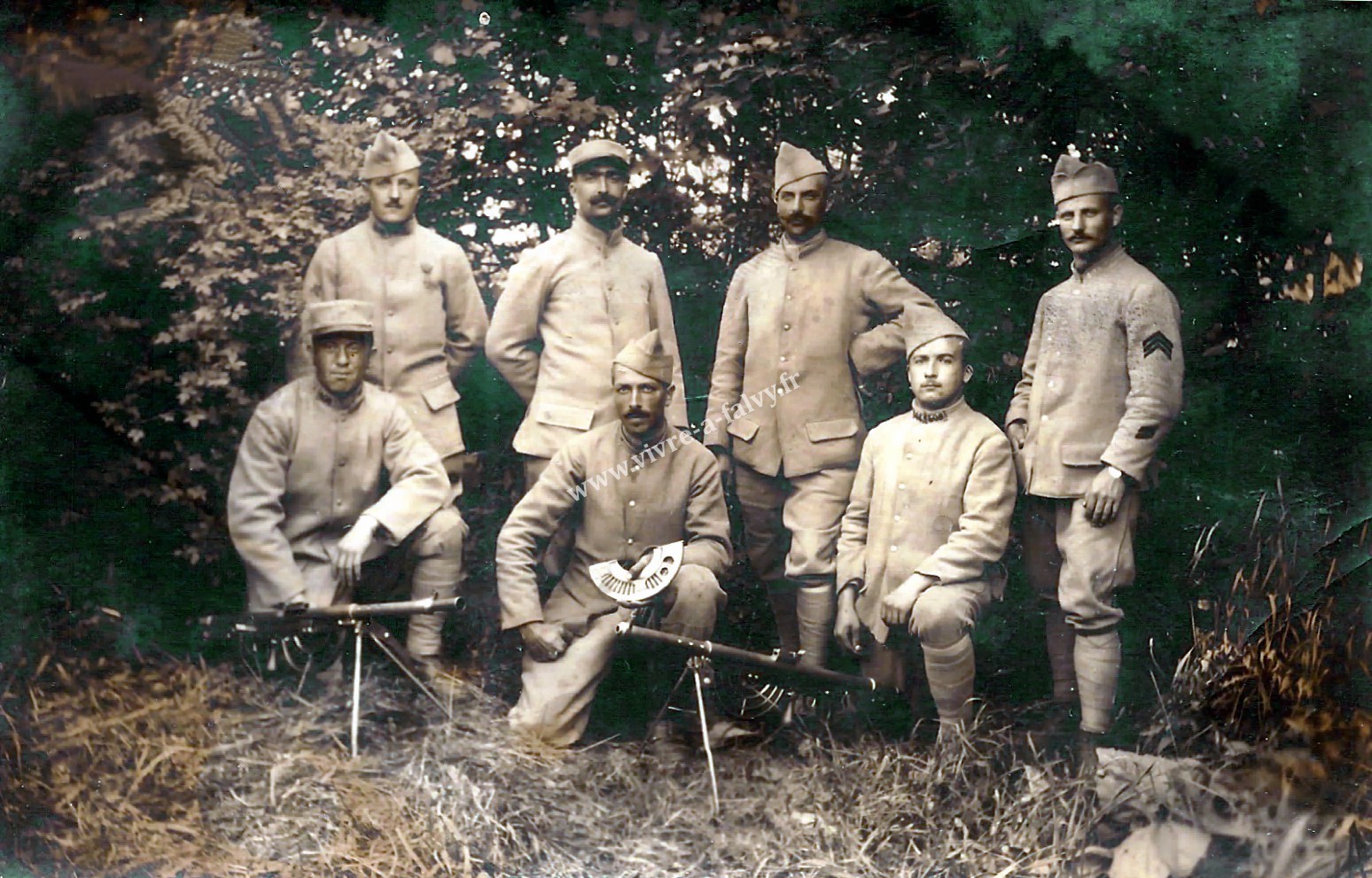 Esmery hallon braves soldats dans un sous bois en 1917