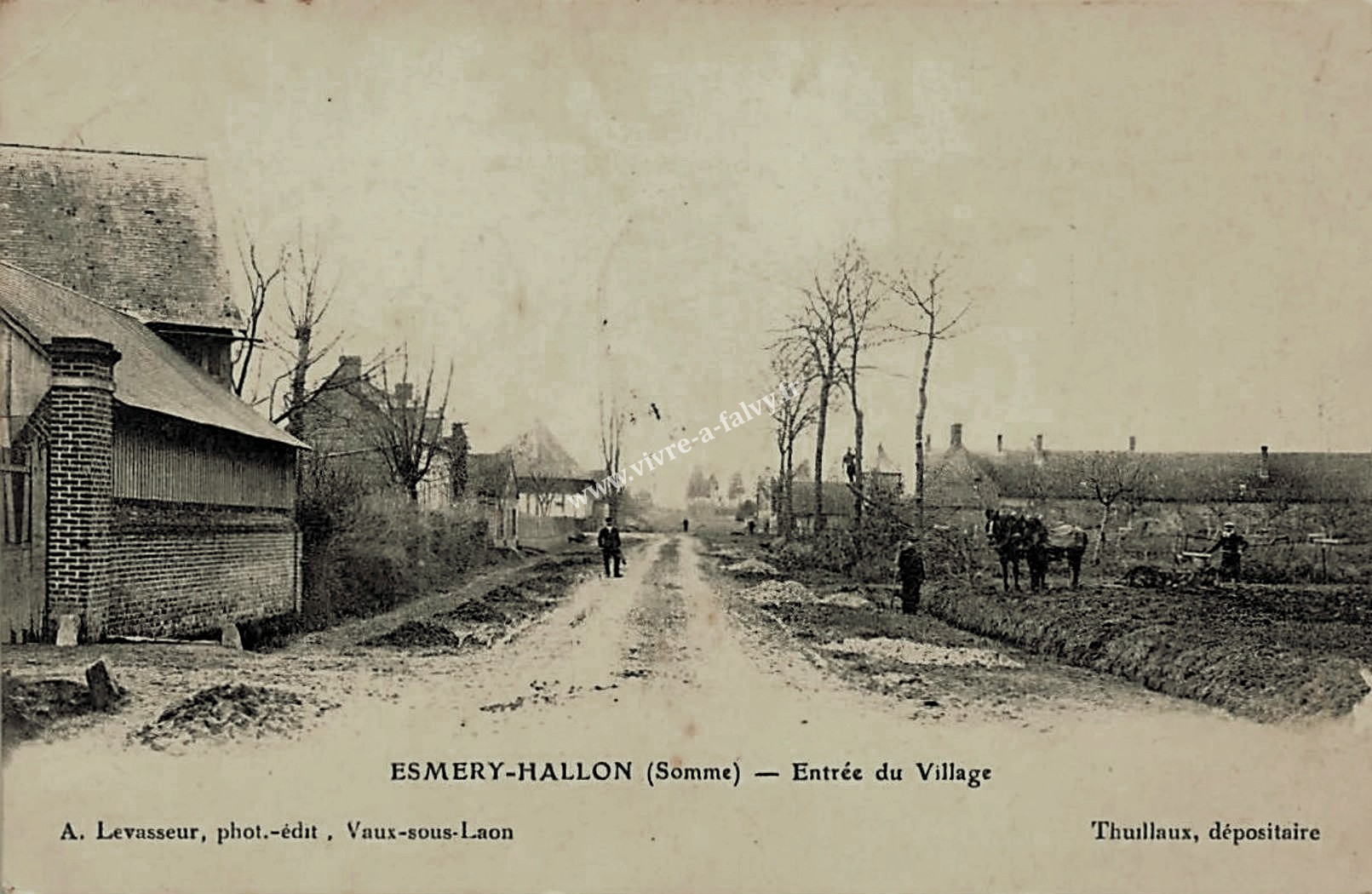 Esmery hallon entree du village