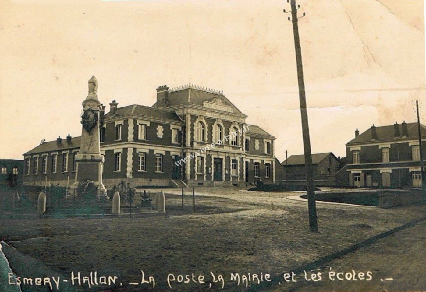 Esmery hallon la poste la mairie et les ecoles 2 