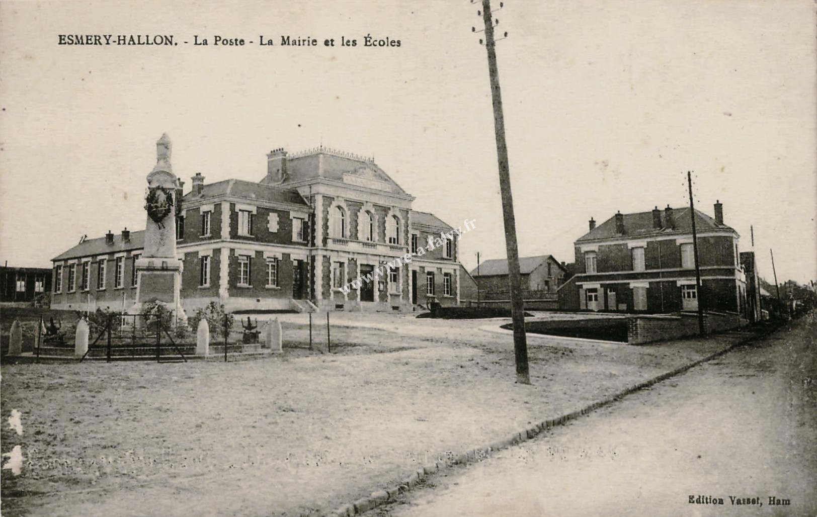Esmery hallon la poste la mairie et les ecoles 2