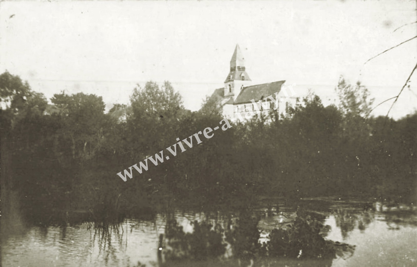 Falvy eglise vue etang 
