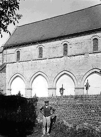 Nef et croix cimetière