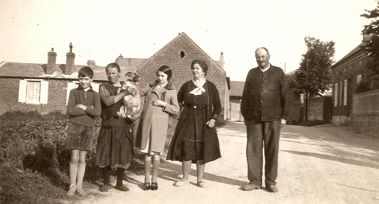 Famille Parau rue de l'église Falvy