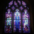 Comment s'appellent les carreaux colorés des fenêtres de l'église ?