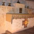 Le mobilier pierre (autels, fonts baptismaux...) a été réalisé et posé par ?
